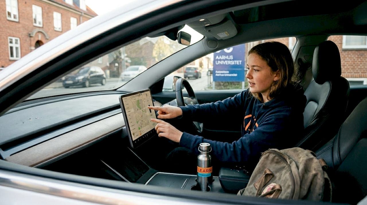 Køreuddannelse i elbil: 5 fordele for unge i Aarhus