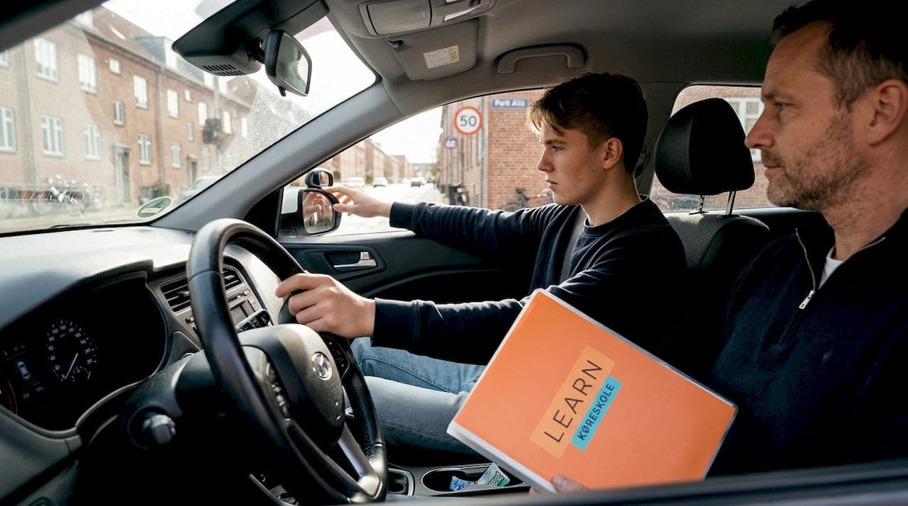 Guide til første køretime: Tryg og moderne start i Aarhus